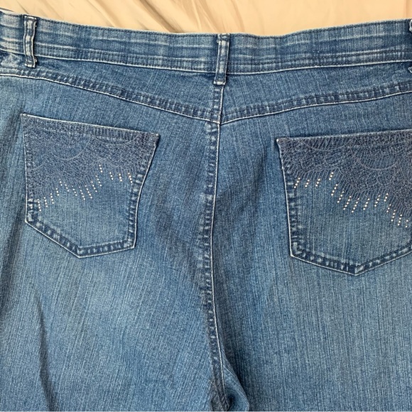 Gloria Vanderbilt Jean Capris for women.  Size 16 Missy, button waist zipper fly - Picture 2 of 6